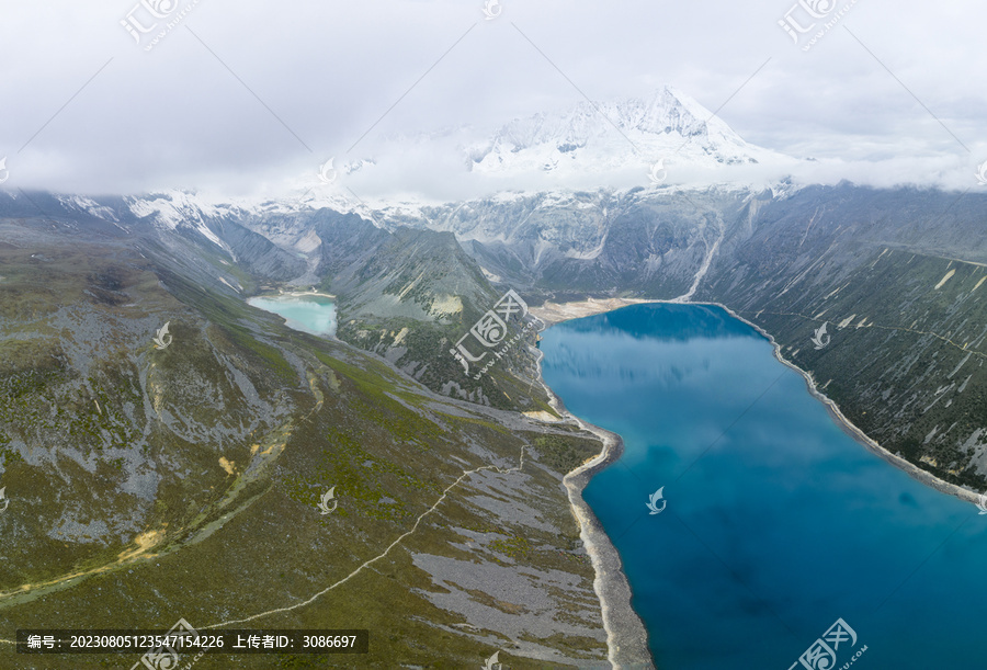 西藏山南白玛林错库拉岗日