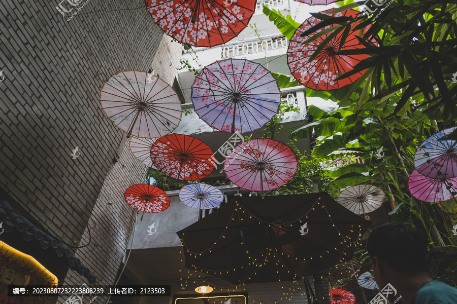 建筑物上的彩色雨伞的低角