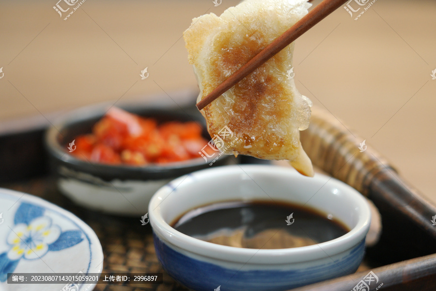 冰花煎饺锅贴