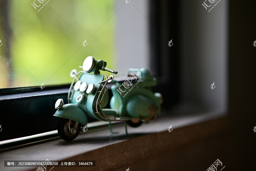 窗前摩托车模型