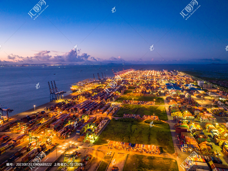 广州南沙港集装箱货运码头夜景