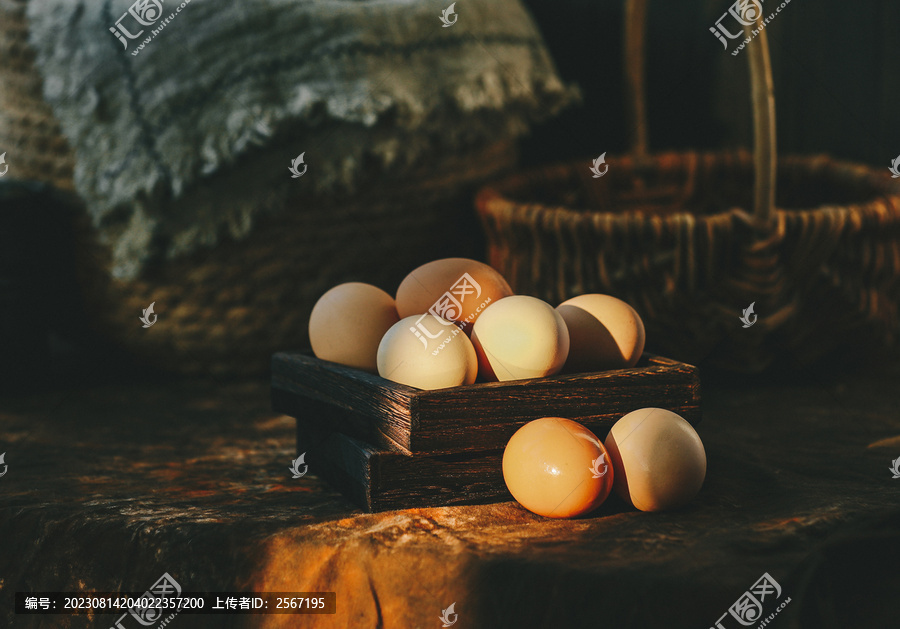 棚内拍摄暗色调一篮子鸡蛋