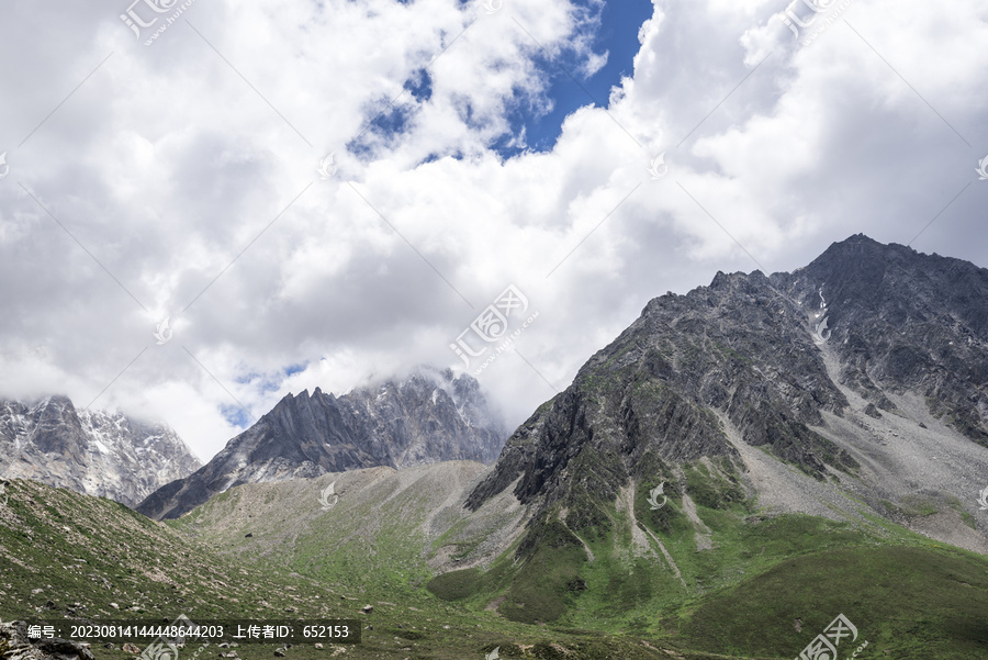 蓝天白云下的高原高山