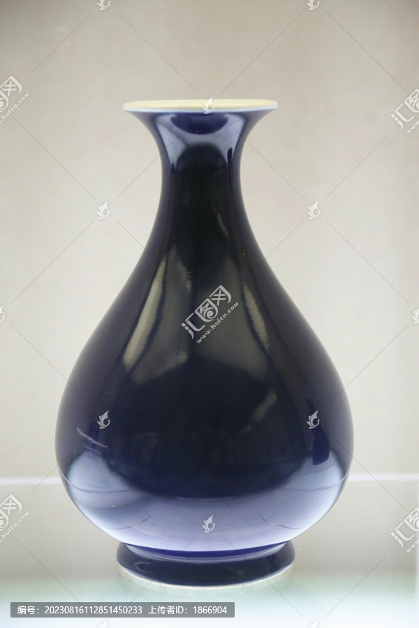 清代乾隆霁红釉玉壶春瓶