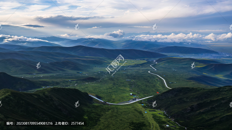 祁连山雨后云雾风光