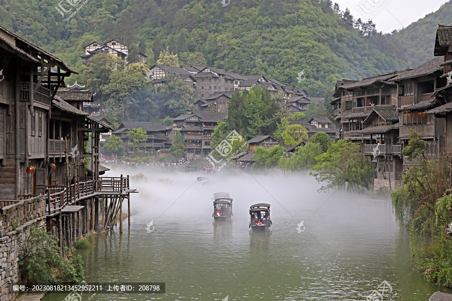 西南山村江上泛舟