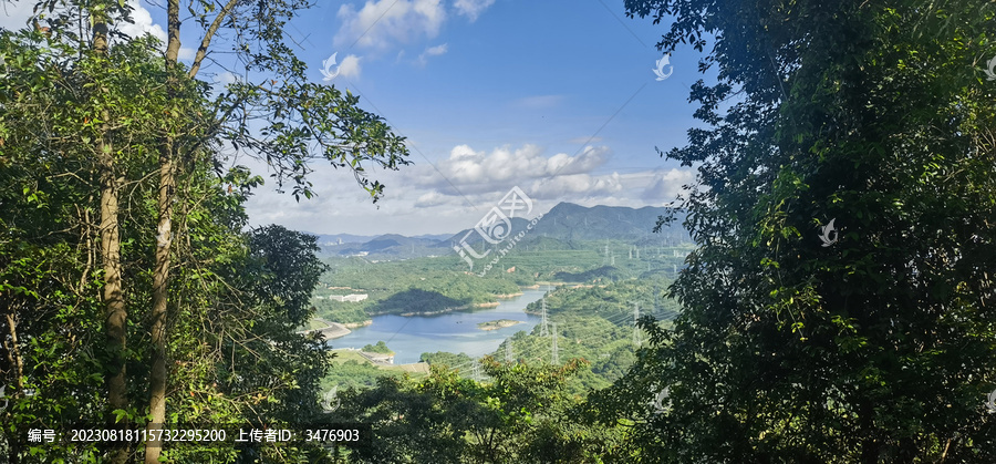 蓝天下的远山湖泊