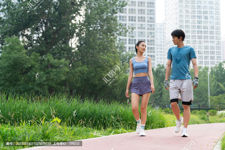 两个年轻人运动散步