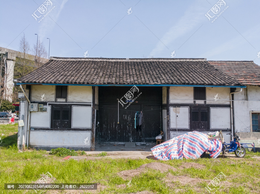 江南二层硬山顶木结构民居