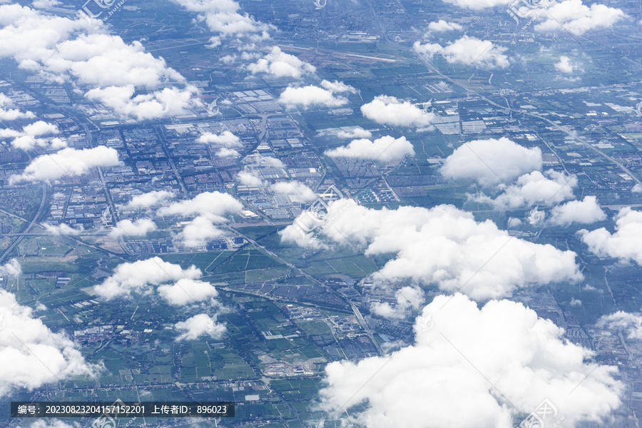 高空中透过云层俯瞰城市