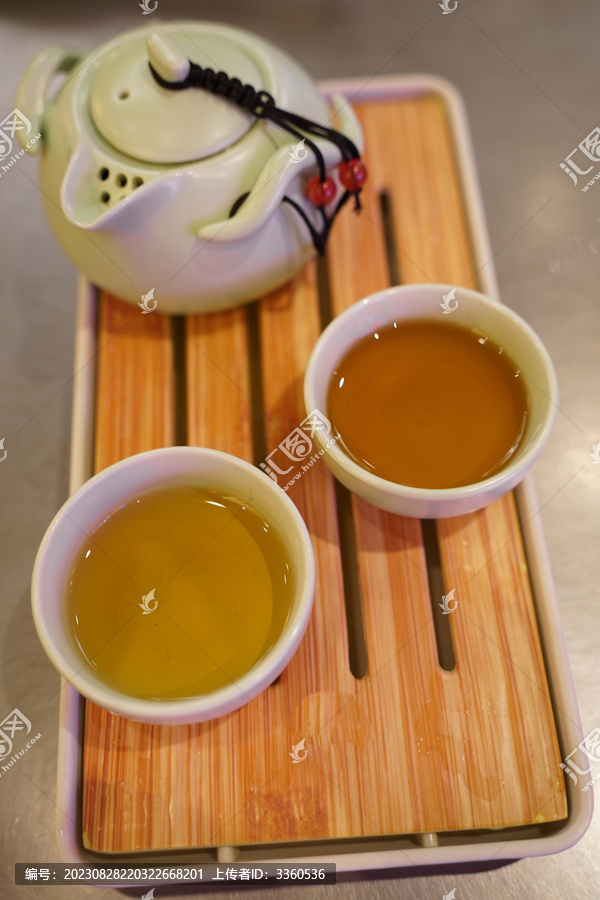 茶盘上的茶壶和茶杯