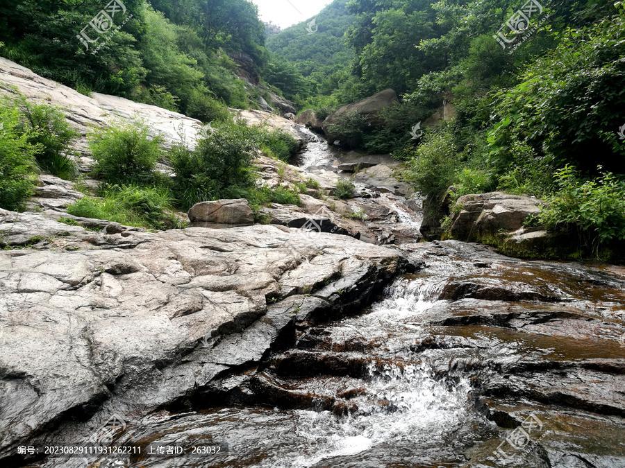 山涧溪流