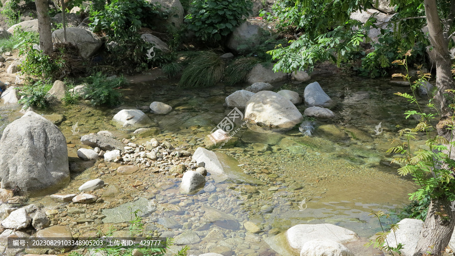 清澈山泉山间溪水