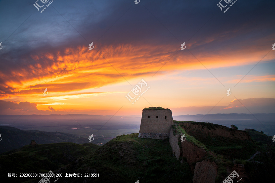 夕阳晚霞下壮美的广武长城