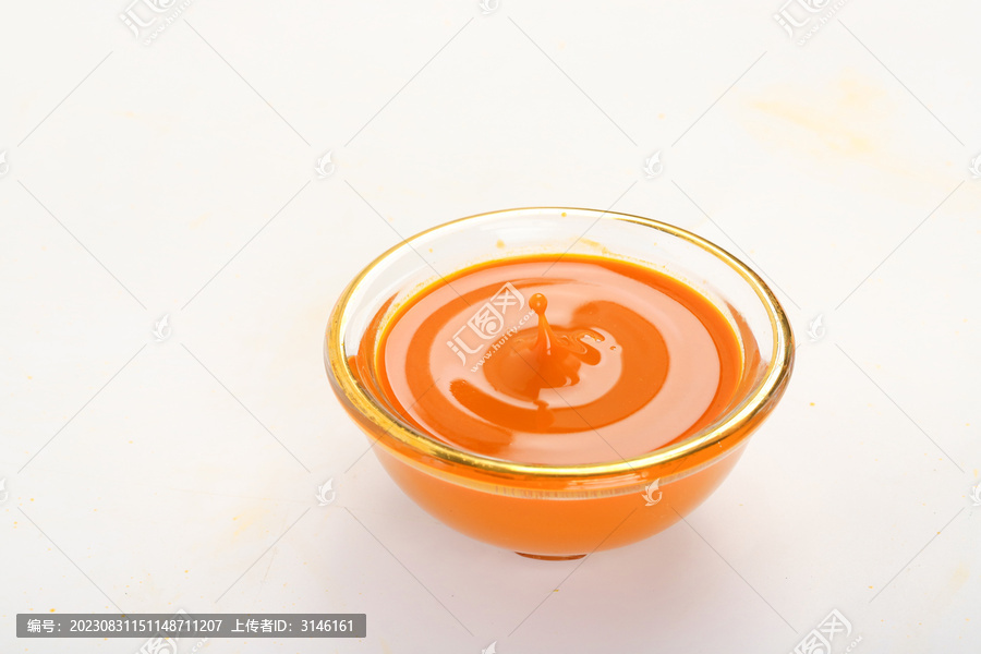 碗中溅起的沙棘果汁