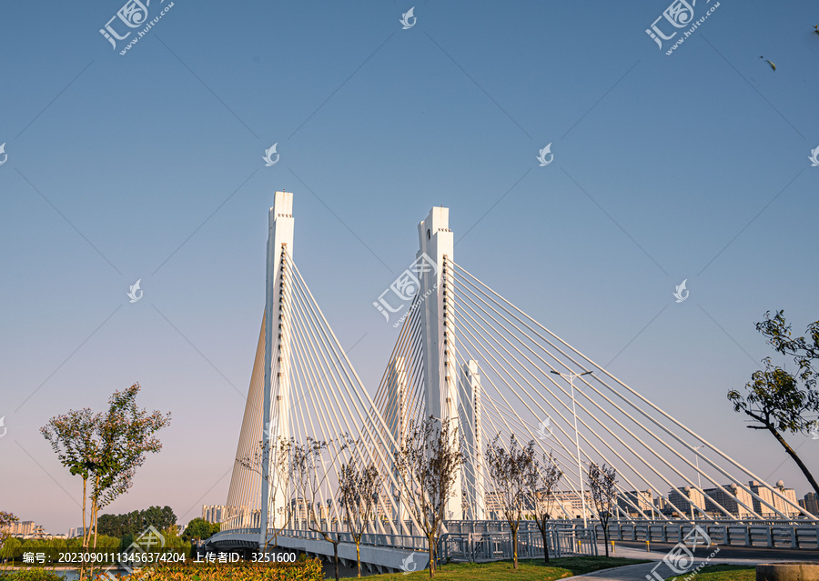 郑州龙子湖上的桥