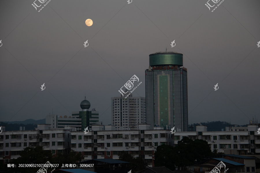 月光照耀下的城市建筑