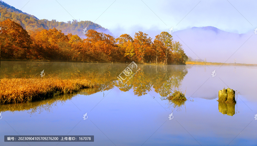 清晨的高原湖泊