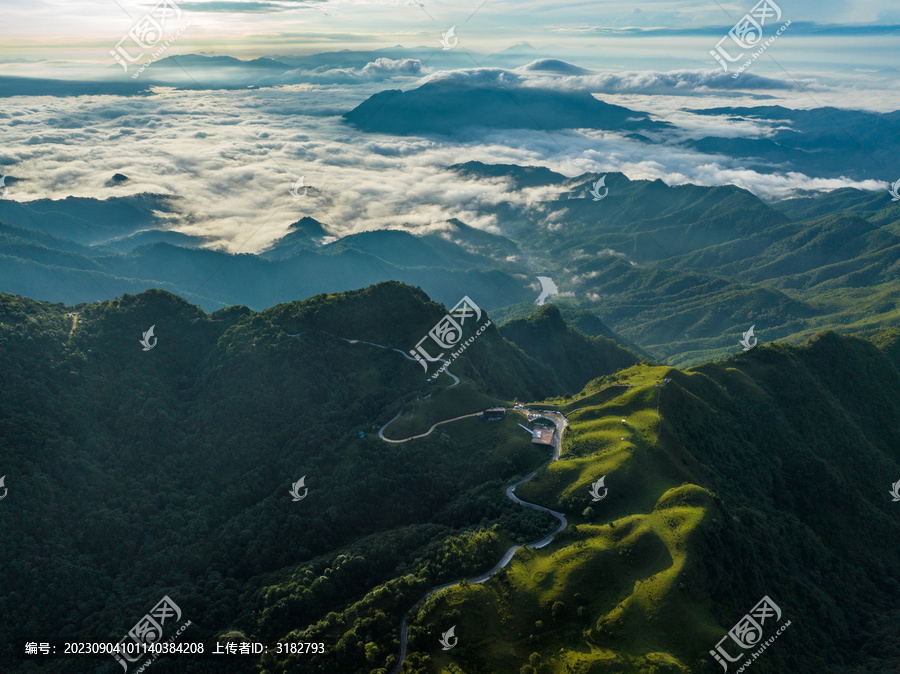 广西岑溪市天龙顶日出雾海奇观