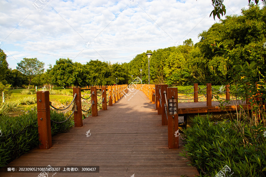 阳光下的胡桃色木板廊桥