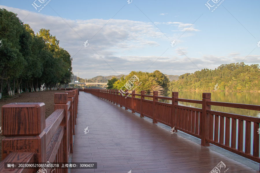 梅江边的胡桃色木板廊桥