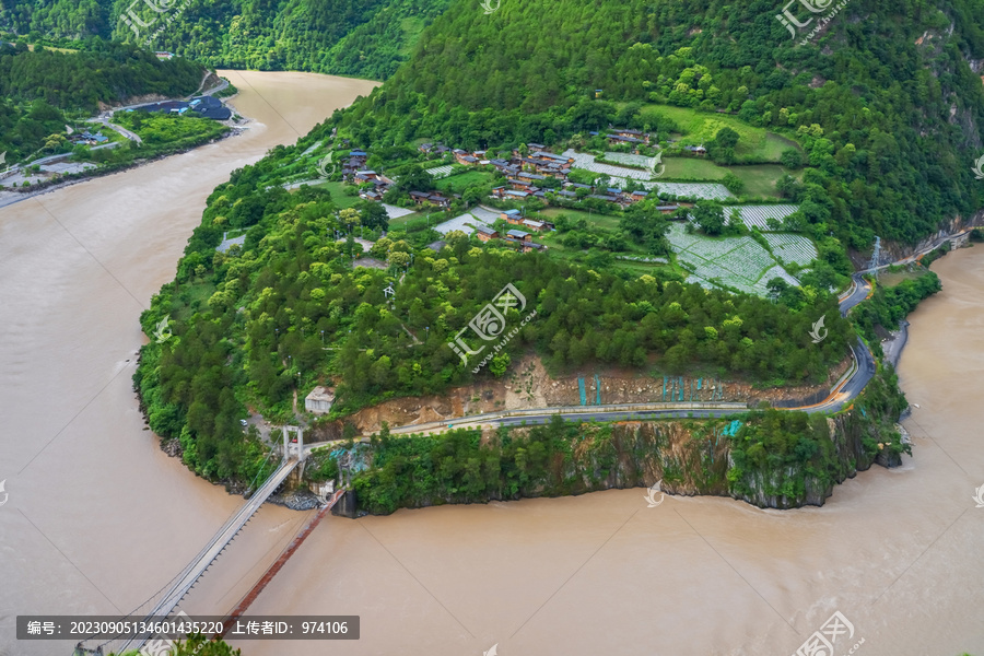 西藏察瓦隆乡高山和怒江美景