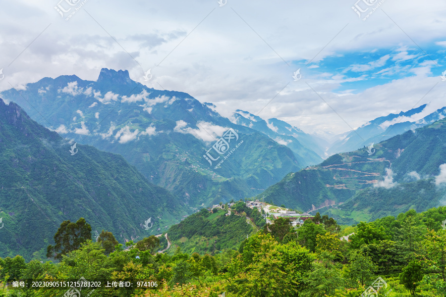 云贵高原的高山峡谷和村庄美景