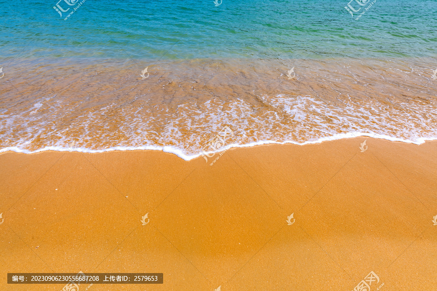 黄色沙滩海水波浪