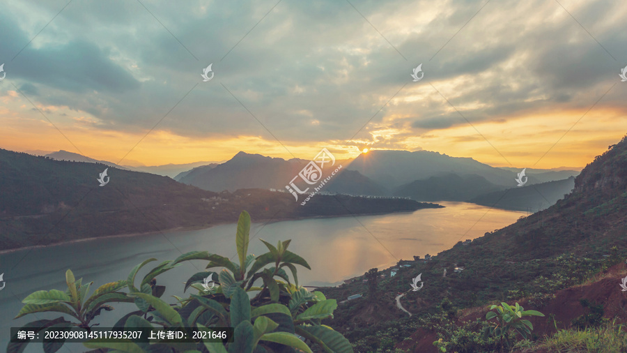 日落晚霞山脉河流