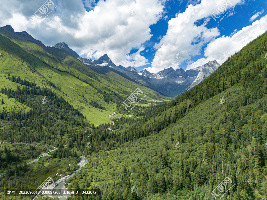 四姑娘山川西雪山森林自然风光