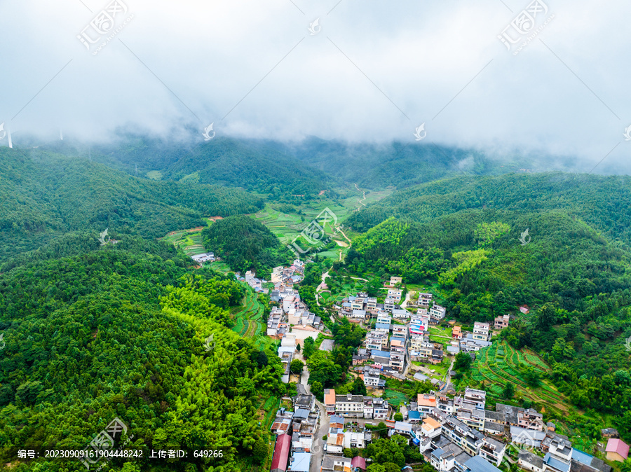 云雾中的山村