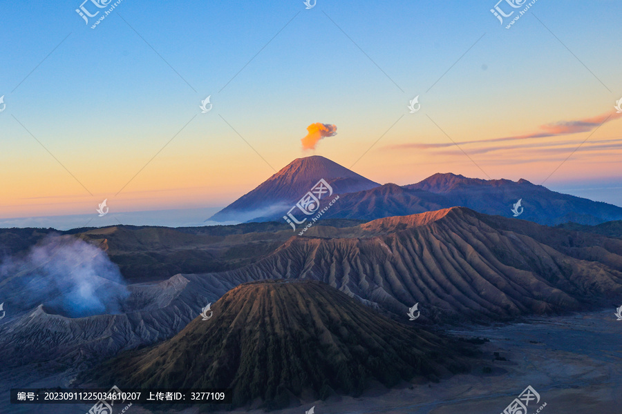 日出下的火山孤独星球