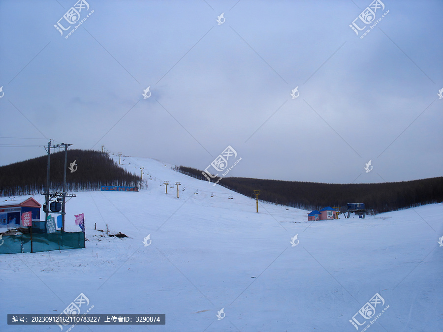 内蒙古无人的滑雪场