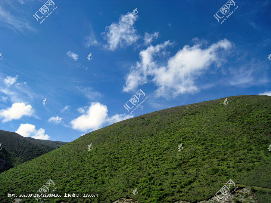 蓝天下的绿色山坡