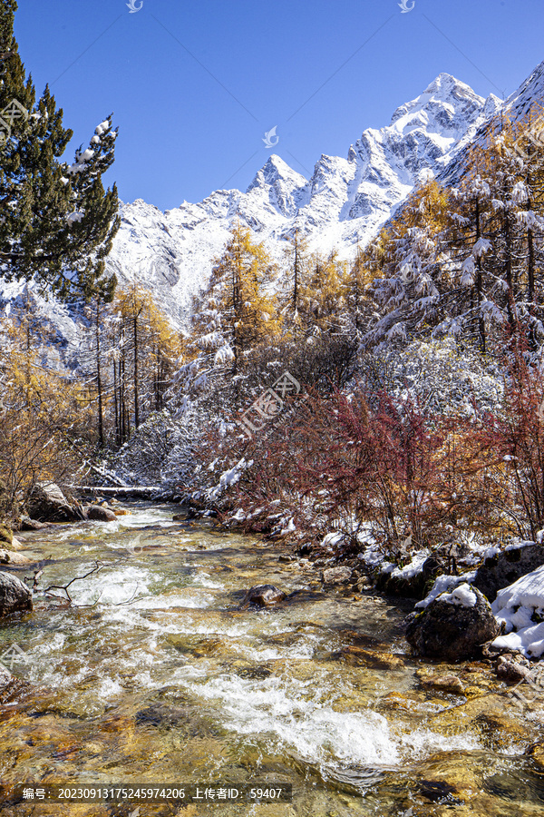 秋天的毕棚沟雪山雪景