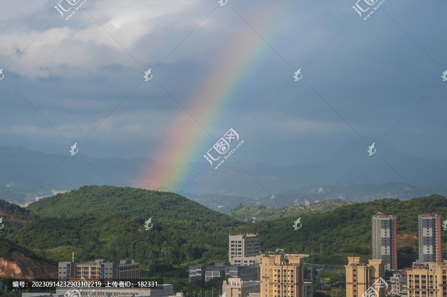 山边的彩虹