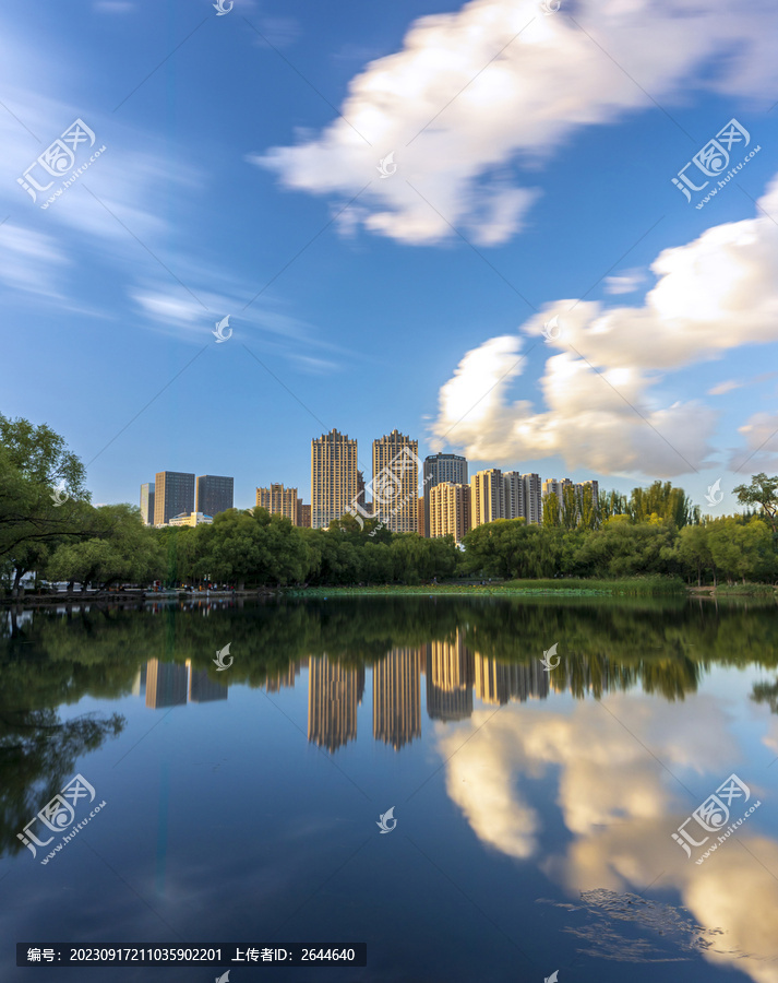 湖畔风景建筑倒影