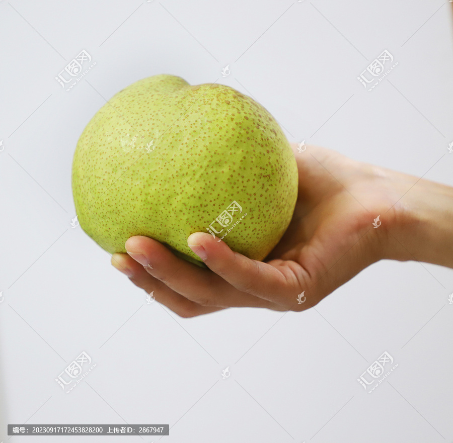 手拿一个梨子
