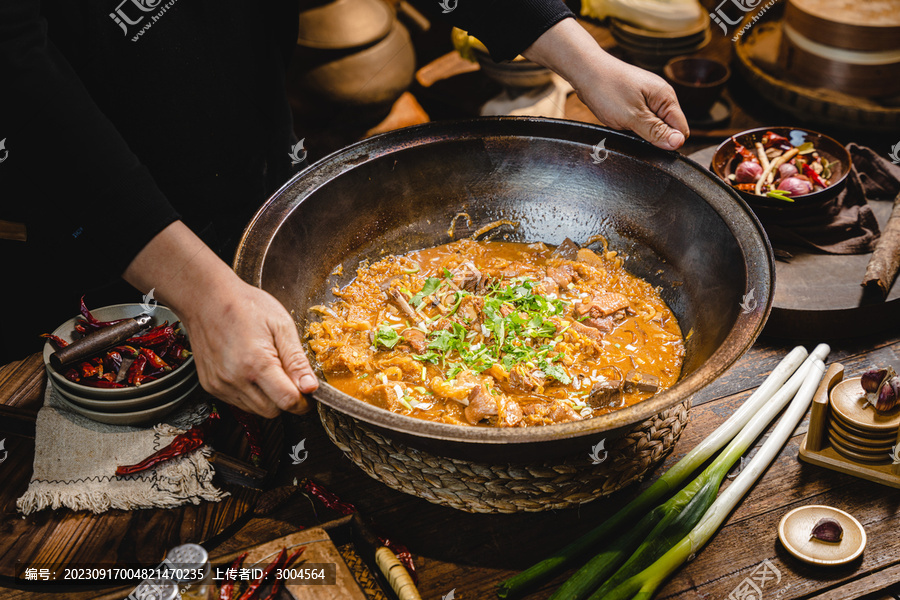 东北铁锅炖地锅鸡柴火鸡