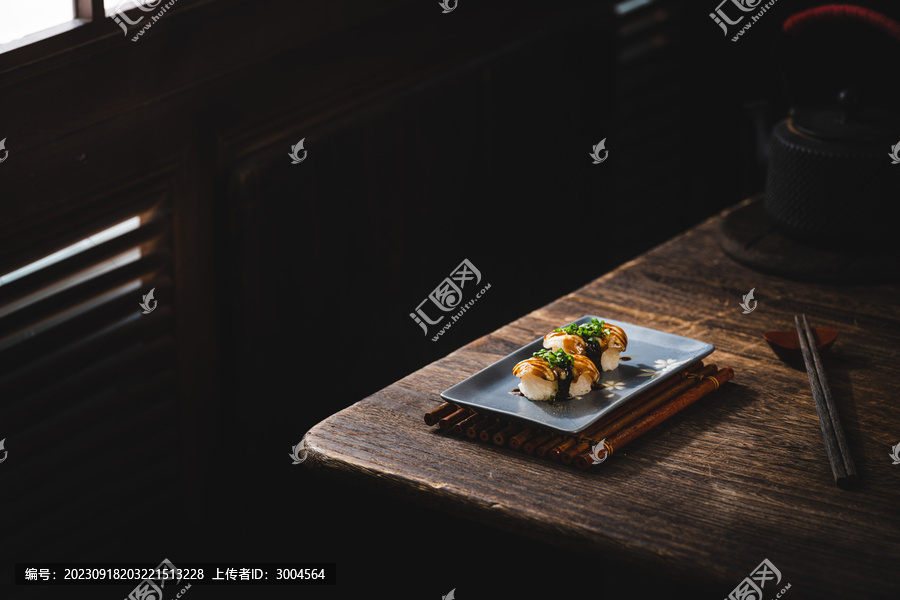 日本小木屋里的火炙三文鱼寿司