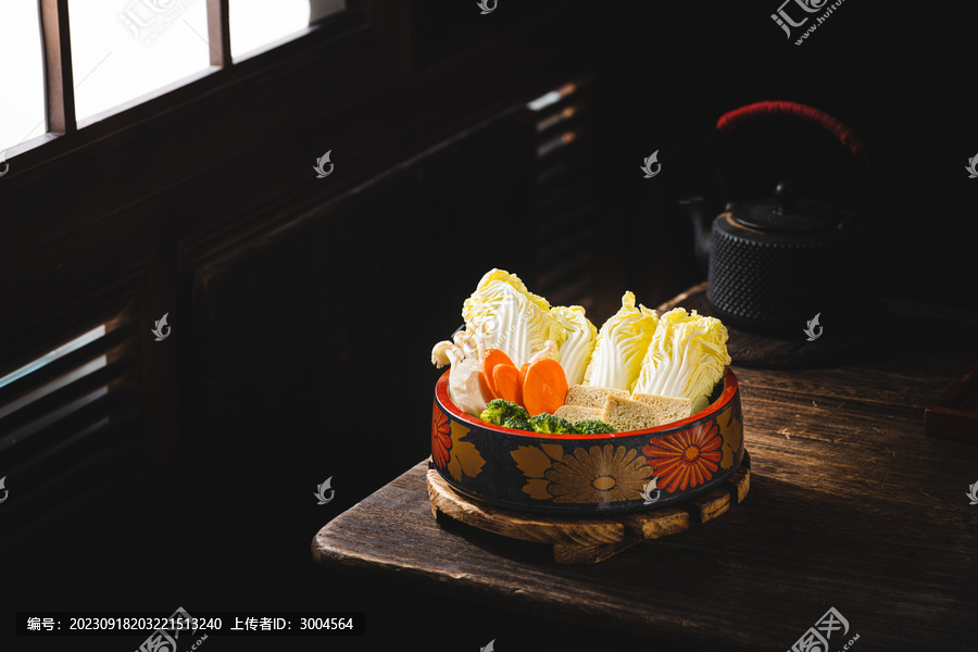 日本小木屋里的料理寿喜烧火锅