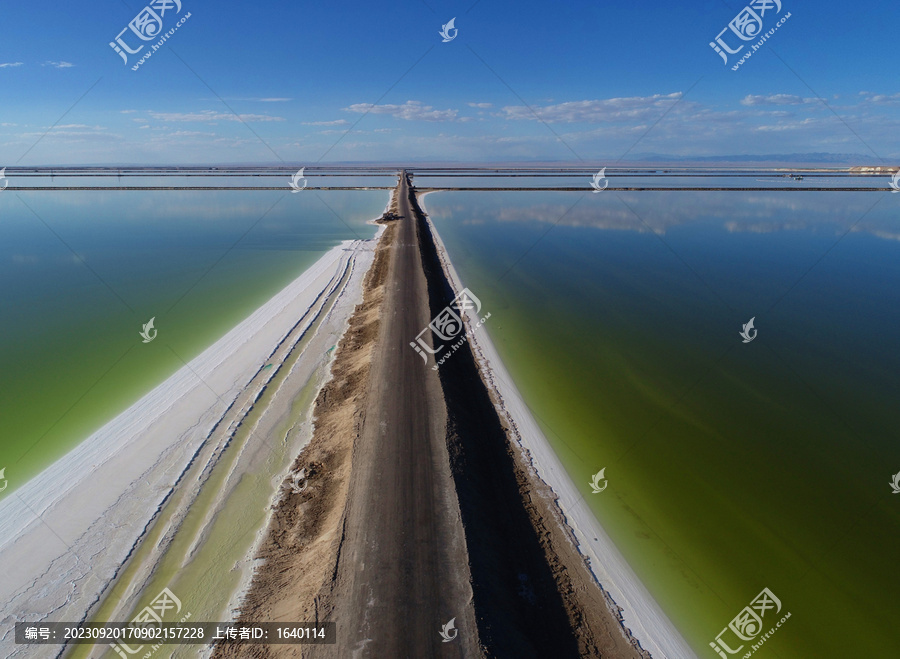察尔汗盐湖上的万丈盐桥