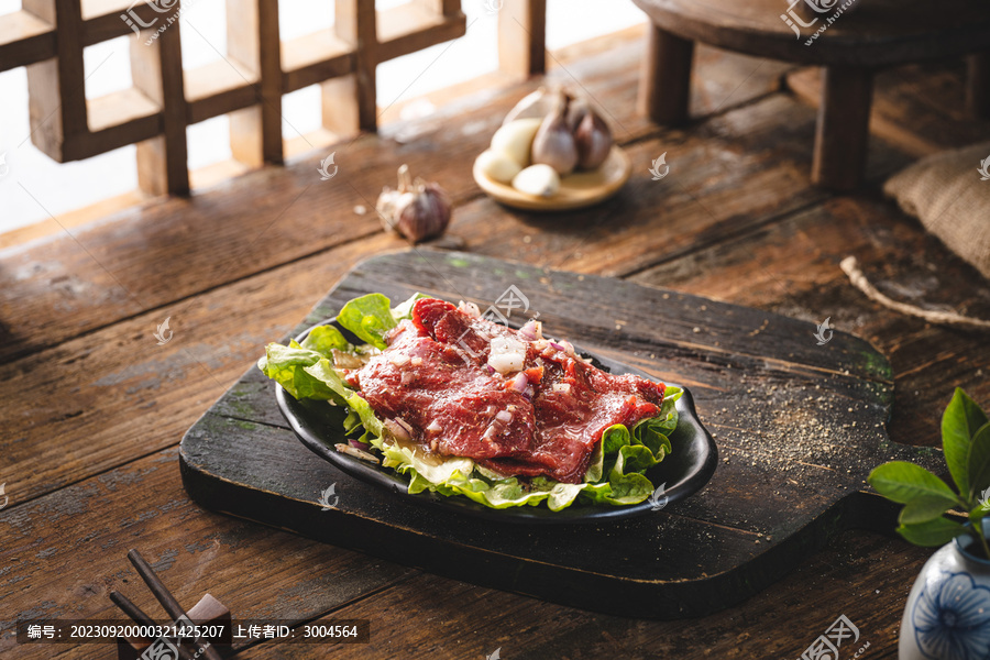 中式农家窗边餐桌蒜香牛肉片