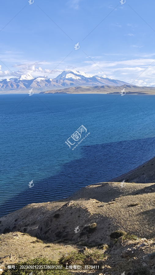 高原雪山湖泊蓝天白云