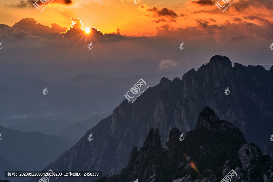 安徽黄山鳌鱼峰观日落