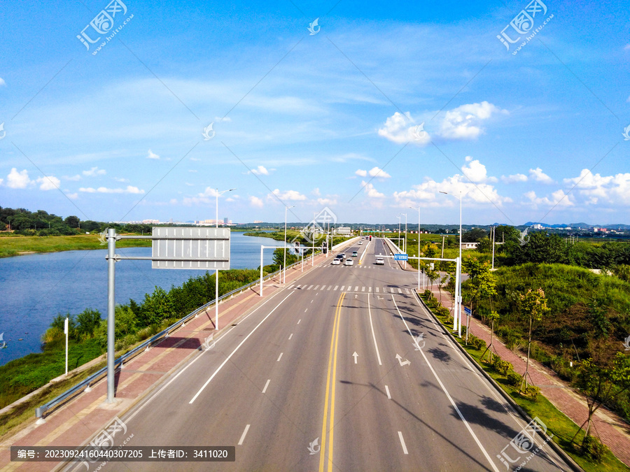 城市沿江道路风光