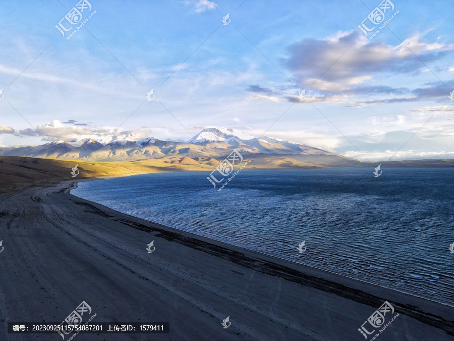 夕阳下雪山湖泊蓝天白云