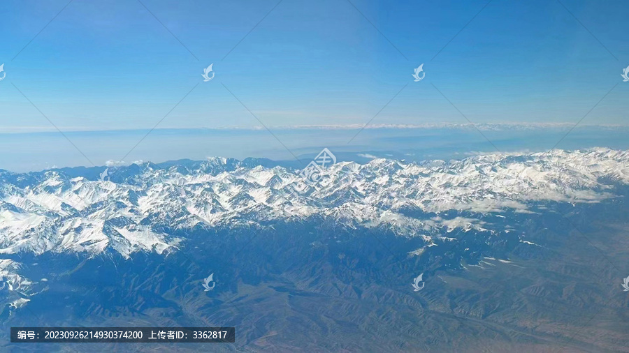 飞机上航拍天山山脉景观