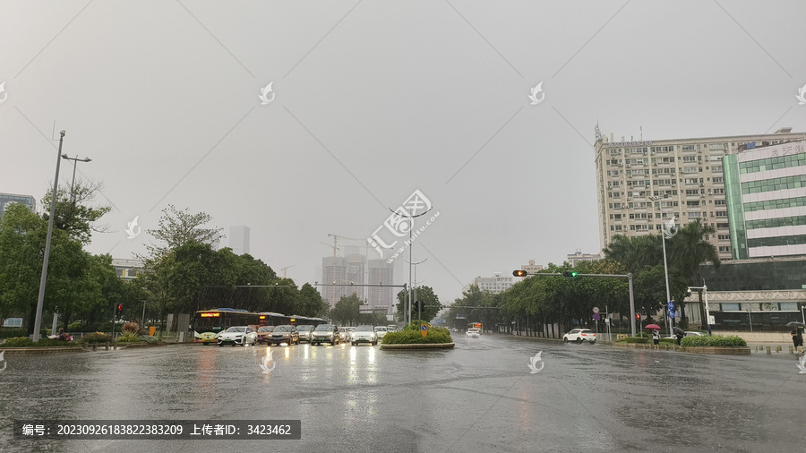 下雨天的公路