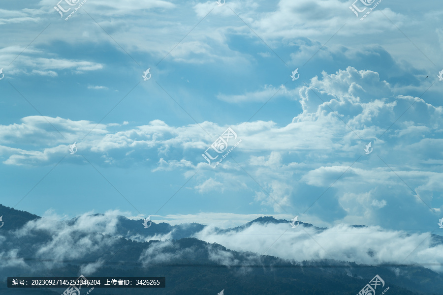 多云的天空和远处的山景
